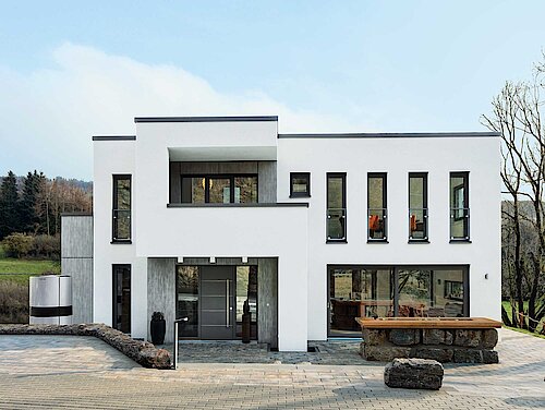 Das Kunststoff-Fenstersystem und die EPDM-Dichtungstechnologie werden mit schallisolierender Verglasung kombiniert