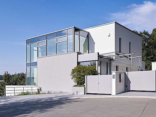 Moderne Hausfassade mit Schüco Alu-Fenstern